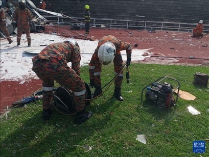 4月23日，救援人員在馬來(lái)西亞霹靂州的直升機(jī)墜毀現(xiàn)場(chǎng)救援。新華社發(fā)（馬來(lái)西亞消防拯救局供圖）