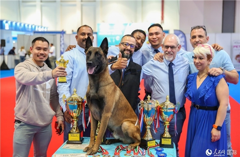 圖為參會嘉賓與獲獎寵物合影，塔里克·易卜拉欣攝