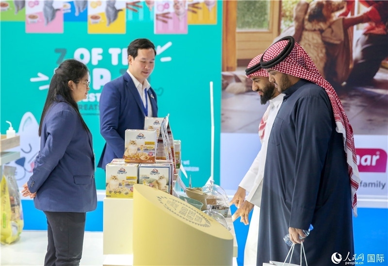 圖為當?shù)乜蜕淘谥袊髽I(yè)展位前參觀，塔里克·易卜拉欣攝 (2)