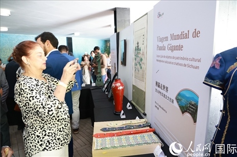 巴西民眾在活動(dòng)現(xiàn)場(chǎng)在四川非遺前駐足觀看。人民網(wǎng)記者 陳海琪攝