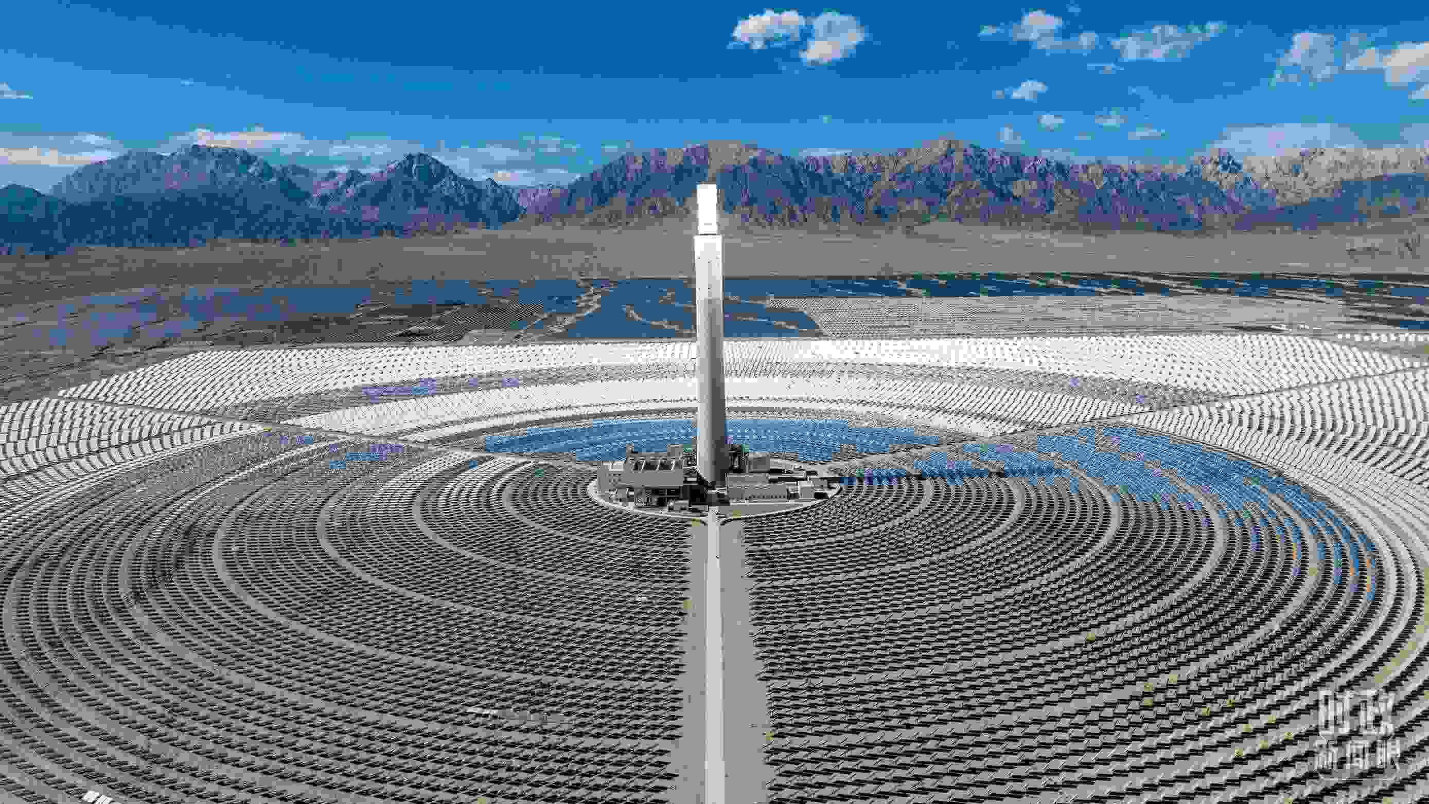 △青海海西德令哈塔式熔鹽儲(chǔ)能光熱發(fā)電廠。（圖/視覺中國(guó)）