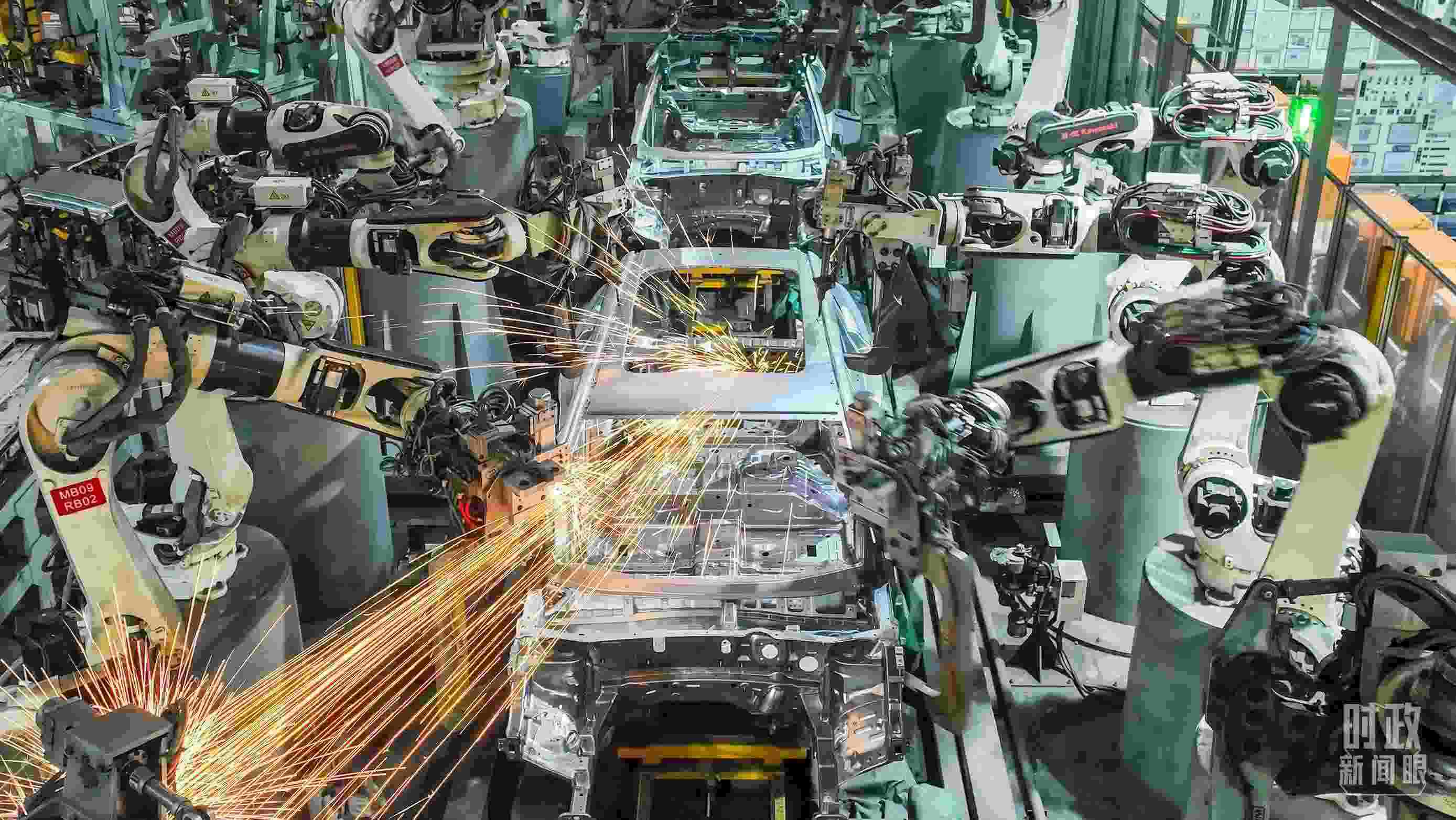  △2024年4月，重慶兩江新區(qū)的一家汽車制造企業(yè)，生產(chǎn)一派繁忙。（圖/視覺中國(guó)）