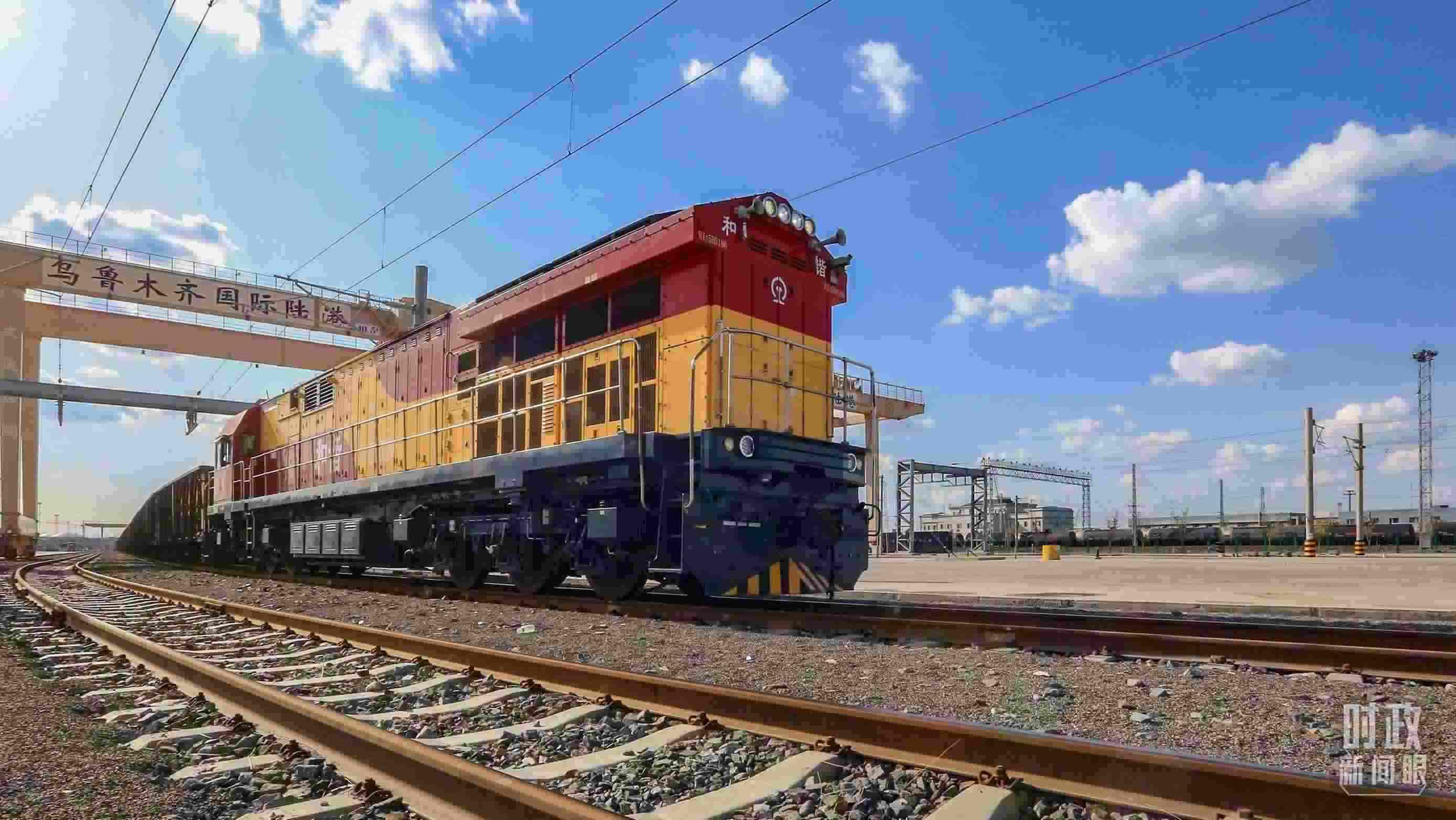 △2024年4月，烏魯木齊國(guó)際陸港區(qū)中歐班列“天山號(hào)”暢行絲路。（圖/視覺中國(guó)）