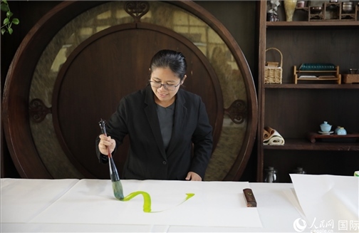 緬甸駐華大使館副館長、公使銜參贊杜欣瑪泰參加《五百筆·瀾湄合作》集體藝術創(chuàng)作。人民網王婧攝