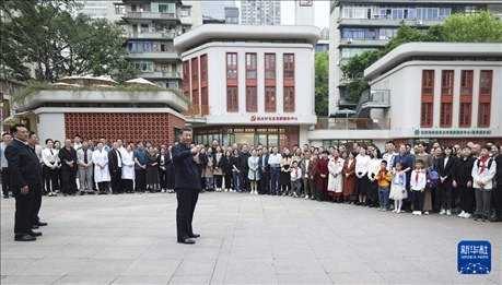 4月22日至24日，中共中央總書記、國(guó)家主席、中央軍委主席習(xí)近平在重慶考察。這是22日下午，習(xí)近平在九龍坡區(qū)謝家灣街道民主村社區(qū)考察時(shí)，同社區(qū)居民親切交流。新華社記者 鞠鵬 攝
