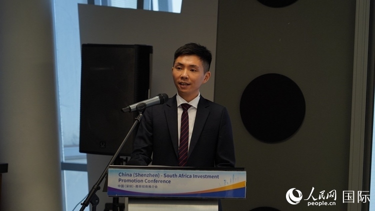 深圳市黃金珠寶首飾行業(yè)協(xié)會(huì)副會(huì)長李澤鋒介紹深圳市黃金珠寶產(chǎn)業(yè)發(fā)展情況。人民網(wǎng) 劉暢攝