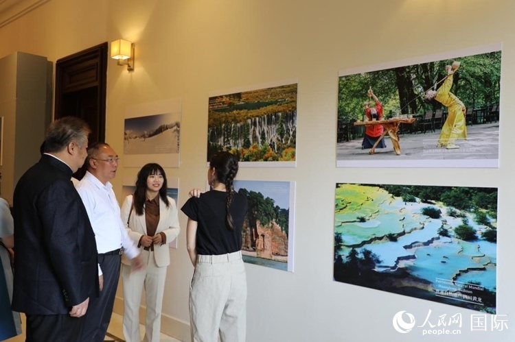 四川省文化和旅游廳副廳長王成平、墨西哥松林文化中心展覽部主任盧西亞·恩里克斯·岡薩雷斯·薩拉維亞、墨西哥中國文化中心主任石岳文參觀圖片展。拍攝者為墨西哥分社外籍雇員埃內(nèi)斯托·多明戈斯