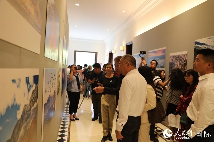 參觀者在圖片展活動現(xiàn)場。拍攝者為墨西哥分社外籍雇員埃內(nèi)斯托·多明戈斯