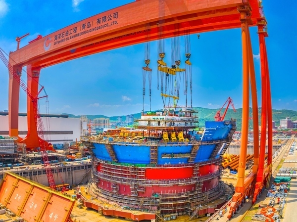 “海葵一號”通過雙龍門吊進(jìn)行總裝。侯憲鵬攝