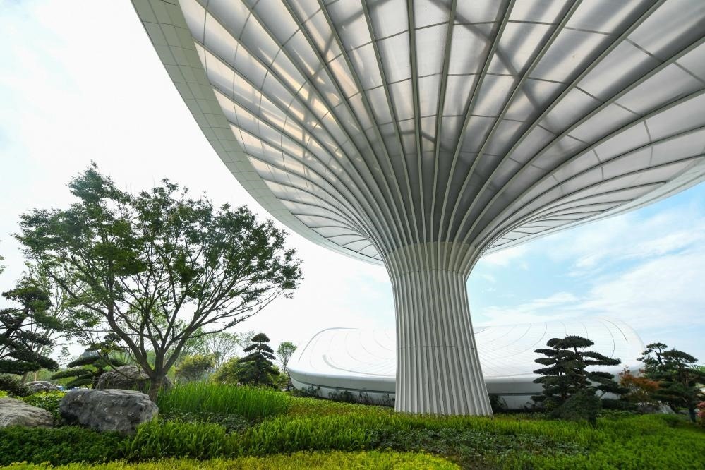這是2024年4月22日拍攝的成都世園會主會場入口處的“芙蓉花”底部，它兼具收集雨水、循環(huán)利用的功能。新華社記者 王曦 攝