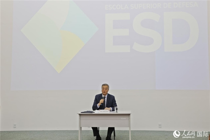 當?shù)貢r間4月23日，中國駐巴西大使祝青橋應邀在巴西高等防務學院作專題講座，全面介紹中國外交和國防政策、經(jīng)濟形勢及中巴關系前景。 人民網(wǎng)記者 陳一鳴攝