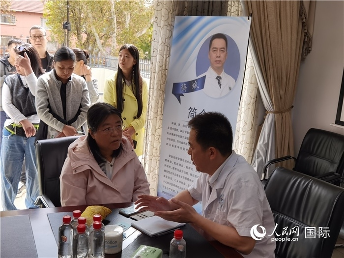 中醫(yī)專家為當?shù)厝A僑華人提供中醫(yī)咨詢和診療服務。 （本報記者 楊謳 攝）