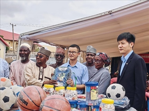 中尼友誼示范校物資捐贈(zèng)。駐尼日利亞使館供圖