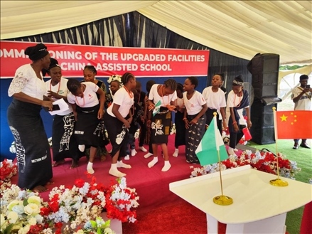 師生們載歌載舞。駐尼日利亞使館供圖