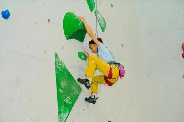 2024年4月16日，全國青少年攀巖公開賽江山站舉行，選手在比賽中。中國登山協(xié)會供圖