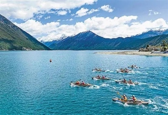 2024年4月20日，2024年巴松措國際漂流公開賽的選手在比賽中。 新華社記者 孫非攝