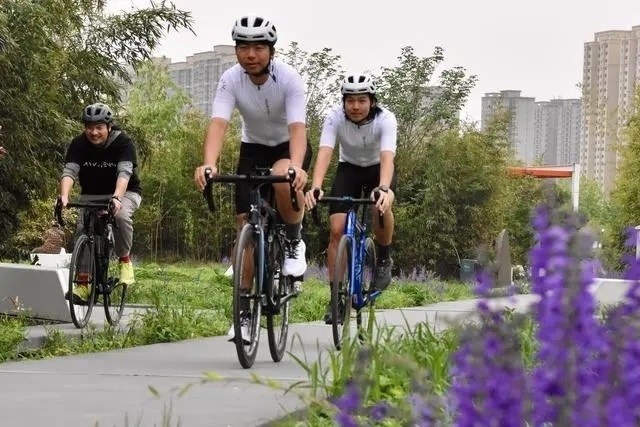 2024年4月上旬，一支騎行隊伍在西安雁南公園騎行。 新華社記者 鄭昕攝