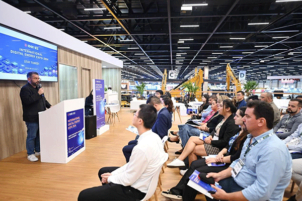 當(dāng)?shù)貢r(shí)間4月26日，深圳市發(fā)展和改革委員會(huì)在巴西圣保羅國際工程機(jī)械及礦山機(jī)械展上舉行專題推介會(huì)，介紹將于今年下半年在深圳市舉辦的2024國際數(shù)字能源展。 2024國際數(shù)字能源展組委會(huì)供圖