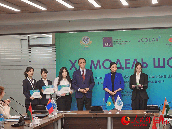 中國代表榮獲“最佳代表”獎。人民網(wǎng)記者 李強(qiáng)攝