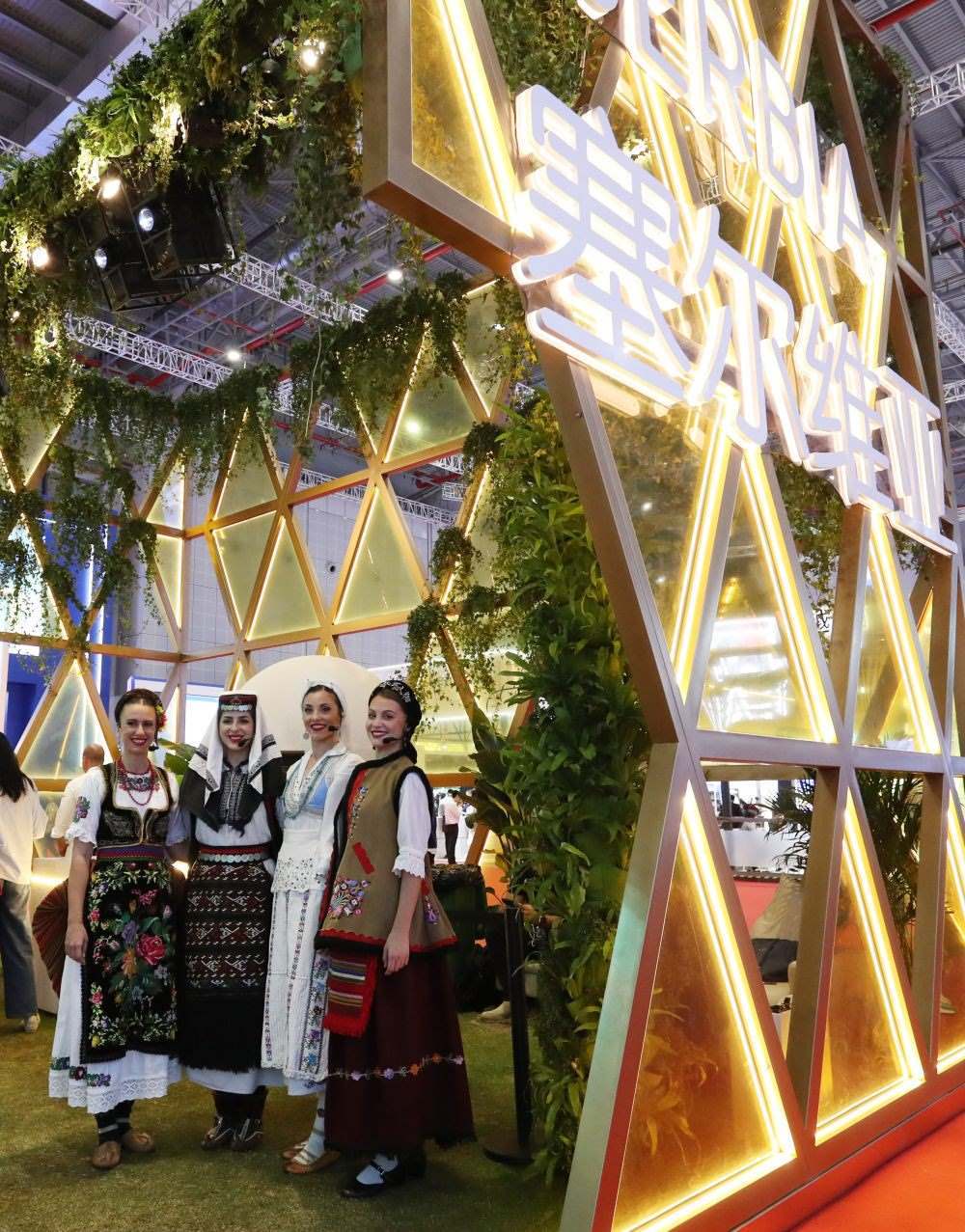 2023年11月6日，身著傳統(tǒng)服飾的演職人員在上海進博會國家展塞爾維亞展臺迎接參觀者。第六屆進博會國家展全面恢復線下舉辦，洪都拉斯、塞爾維亞、越南、南非、哈薩克斯坦作為本屆進博會主賓國在國家展亮相。新華社記者 方喆 攝