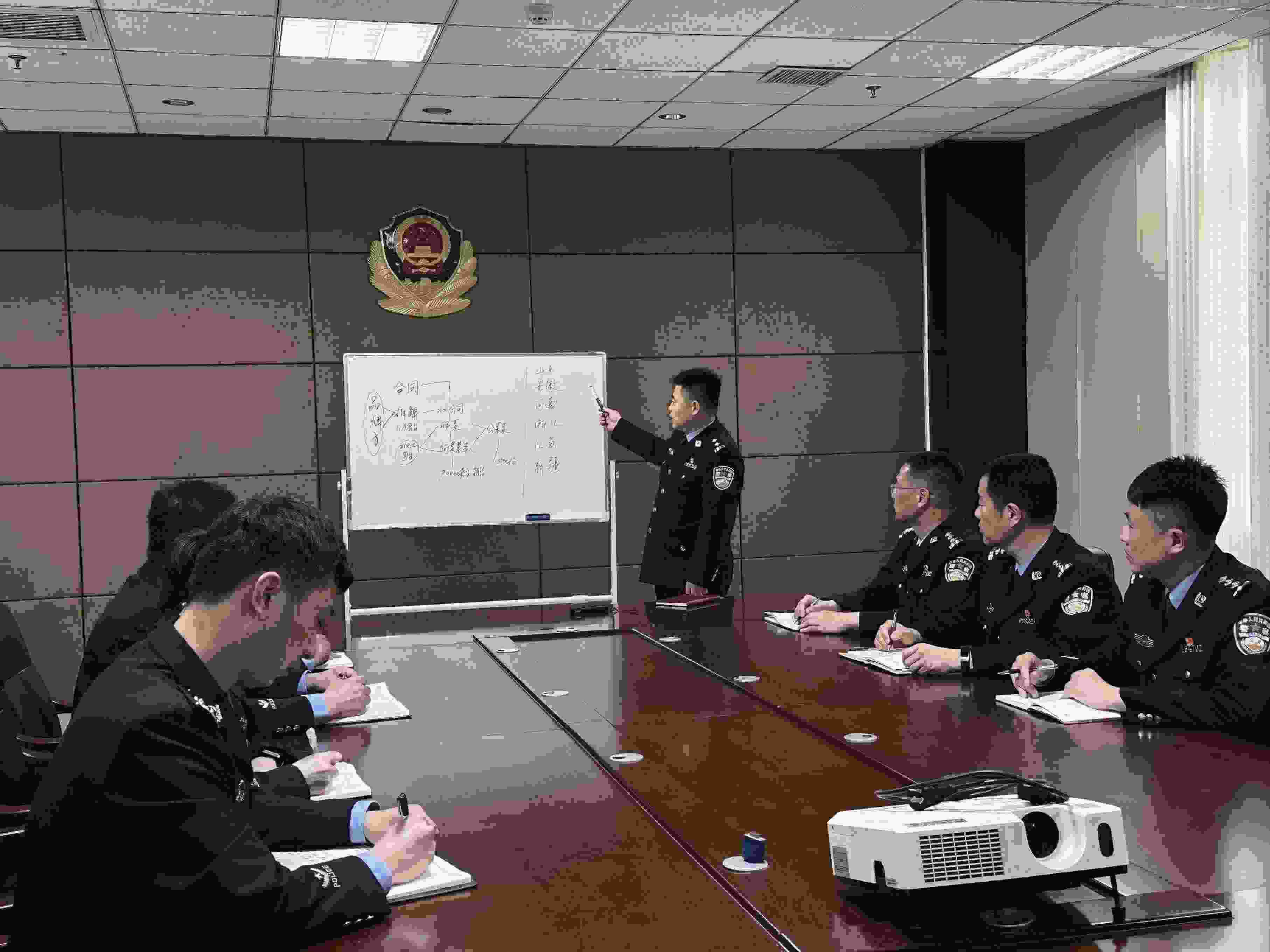 專案組辦案民警介紹案情。人民網(wǎng)記者 郝萍攝