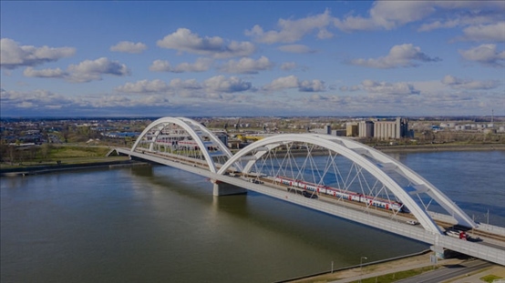 △2024年3月12日，一列火車運(yùn)行在匈塞鐵路塞爾維亞境內(nèi)貝諾段諾維薩德多瑙河大橋上。