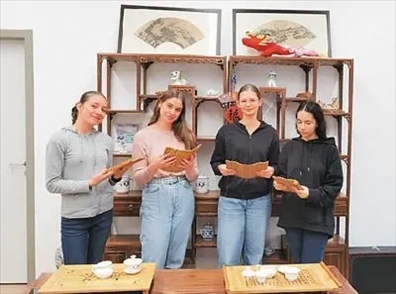 匈中雙語學(xué)校的學(xué)生胡靈月(左一)、宋智孝(右二)學(xué)習(xí)中國茶文化。