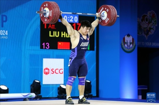 2024年4月8日，在泰國普吉島進行的2024年舉重世界杯男子102公斤級比賽中，中國選手劉煥華獲得冠軍。圖為劉煥華在比賽中。新華社記者 王騰 攝
