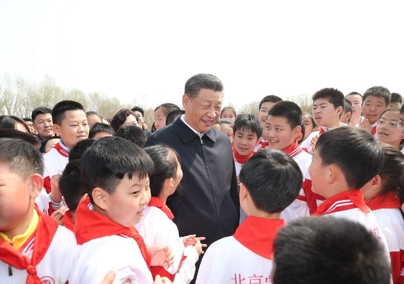△4月3日，習(xí)近平總書記來到北京市通州區(qū)潞城鎮(zhèn)參加首都義務(wù)植樹活動。這是總書記同少先隊員在一起。