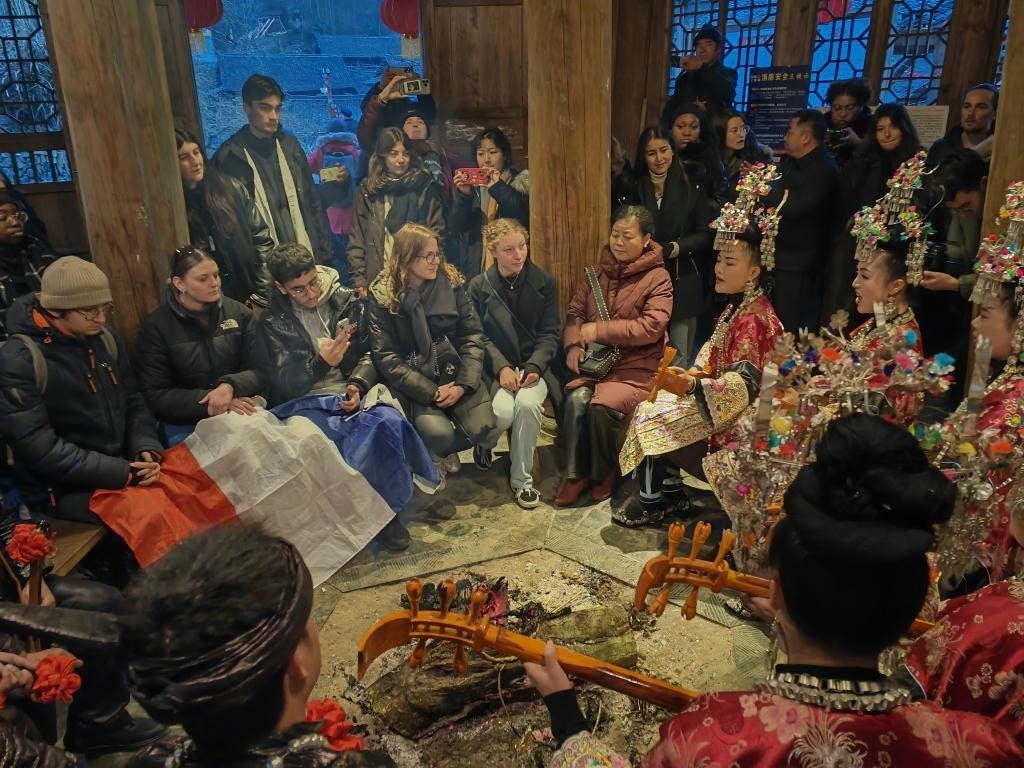 法國青年在榕江體驗(yàn)民俗文化。新華社記者 羅羽 攝