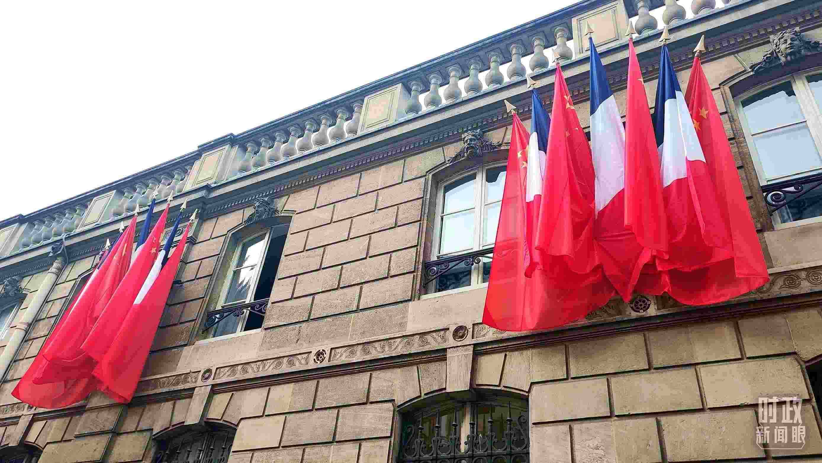 △中法歐領導人三方會晤地點——愛麗舍宮懸掛中法兩國國旗。（總臺央視記者劉琦拍攝）