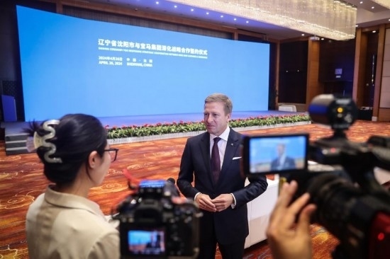 4月26日，寶馬集團董事長齊普策接受采訪。新華社記者 潘昱龍 攝