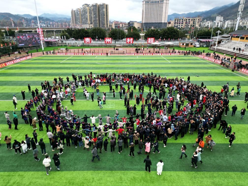 比賽結(jié)束后，兩隊(duì)隊(duì)員、親友團(tuán)和大批觀眾手拉手跳起侗族舞蹈。新華社發(fā)（王炳真攝）