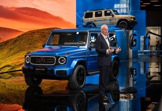 4月25日，在北京中國國際展覽中心順義館舉行的2024北京車展上，梅賽德斯—奔馳集團股份公司董事會成員唐仕凱介紹梅賽德斯—奔馳純電G級越野車。新華社記者 才揚 攝
