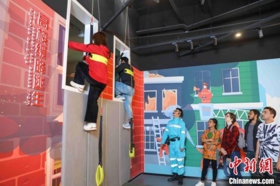 5月9日，留學(xué)生體驗?zāi)M高樓緩降逃生。張鷹 攝