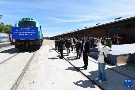 5月8日，在西班牙馬德里，嘉賓們參加中歐班列（義烏—馬德里）開行十周年紀念號班列發(fā)車儀式。新華社發(fā)（古斯塔沃·巴連特攝）