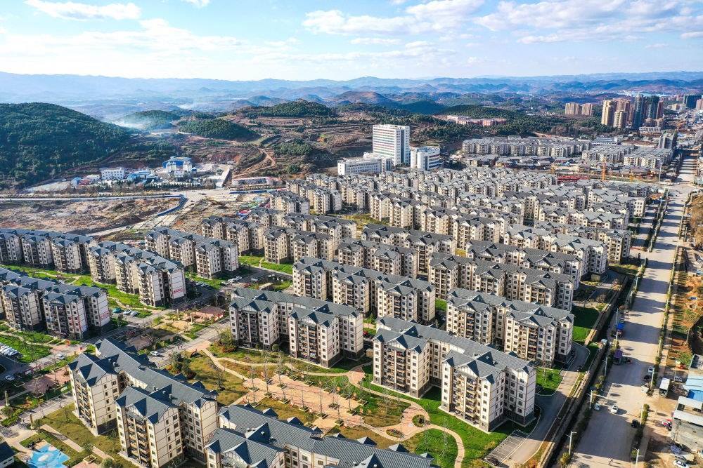 貴州省威寧縣五里崗街道朝陽新城易地扶貧搬遷安置小區(qū)（2021年11月28日攝，無人機照片）。新華社記者 楊文斌 攝