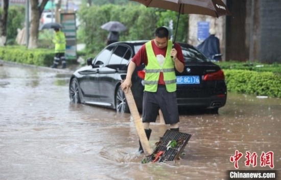 5月10日，廣西沿海遭遇強降雨。圖為欽州市城區(qū)多處積澇。陸敏 攝