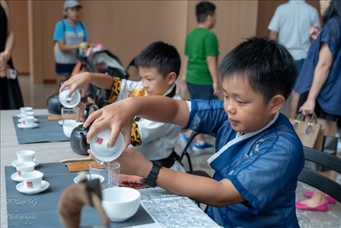 新加坡孩子們在活動現(xiàn)場體驗學(xué)習(xí)茶藝。新加坡中國文化中心供圖
