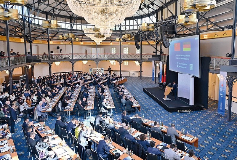 2024“投資中國”系列活動德國專場4月5日在巴登—符滕堡州首府斯圖加特市舉行，活動吸引德國工商界代表超300人參加。圖為當日拍攝的活動現(xiàn)場。 新華社記者 任鵬飛/攝