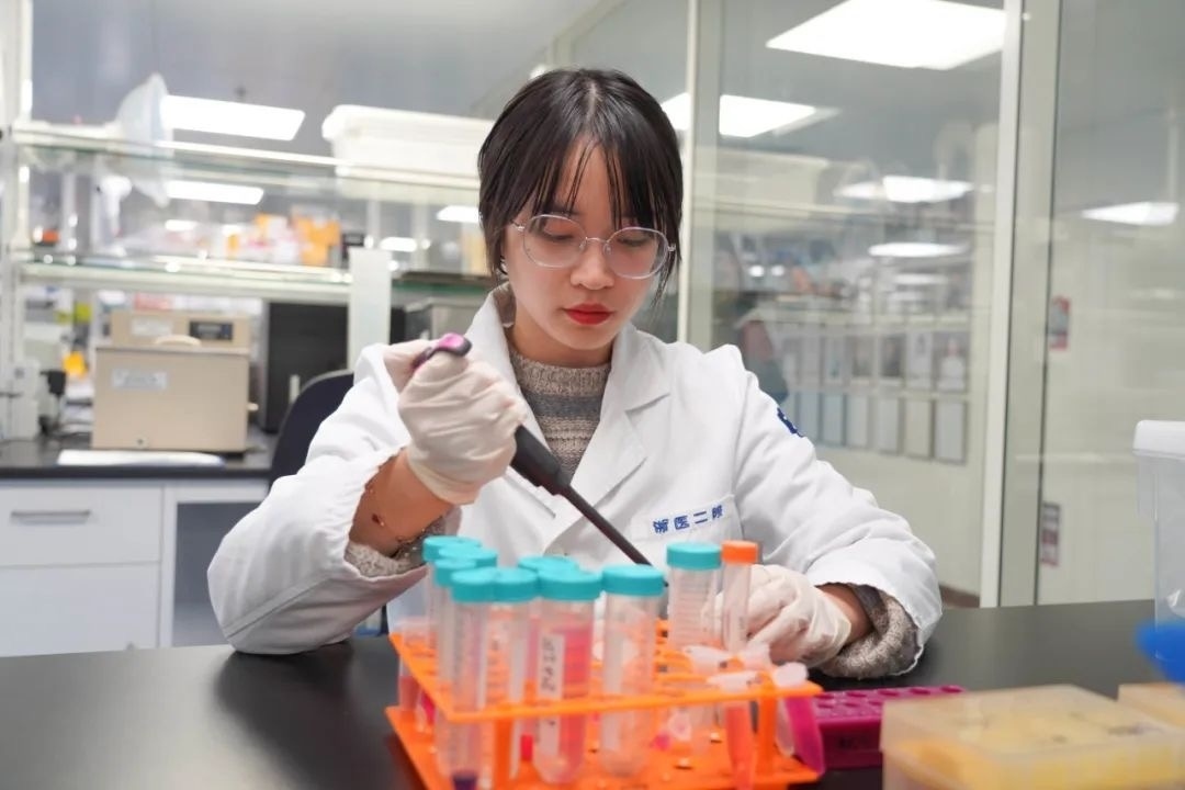 倪楚君在實(shí)驗(yàn)中。浙江大學(xué)供圖