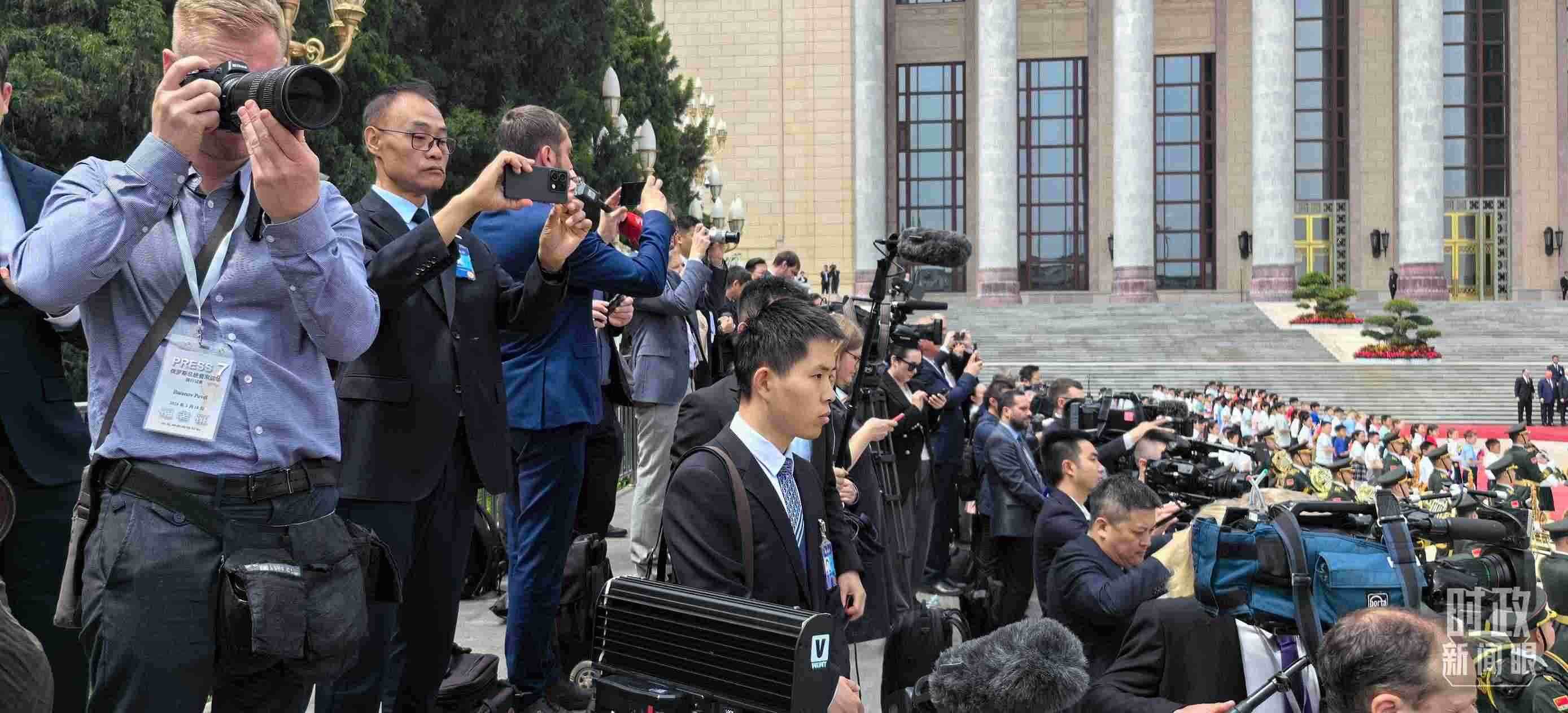 △當天參與現(xiàn)場報道的中外記者。（總臺央視記者楊波、王子杭拍攝）