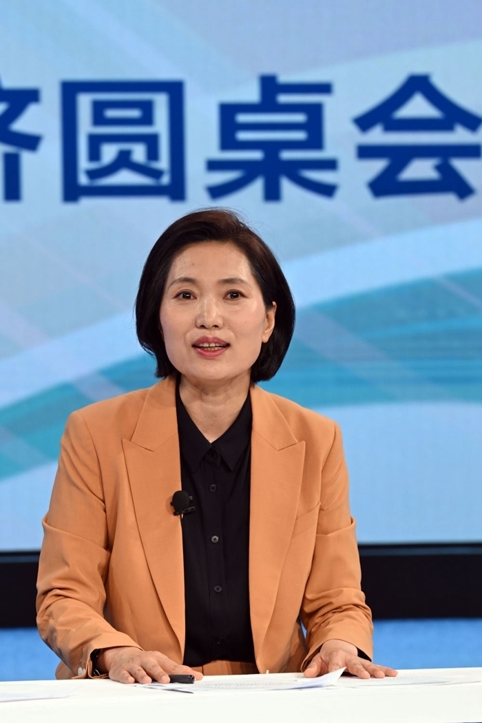 中國(guó)宏觀經(jīng)濟(jì)研究院對(duì)外經(jīng)濟(jì)研究所研究員曲鳳杰在“中國(guó)經(jīng)濟(jì)圓桌會(huì)”錄制現(xiàn)場(chǎng)交流發(fā)言。新華社記者 金良快 攝