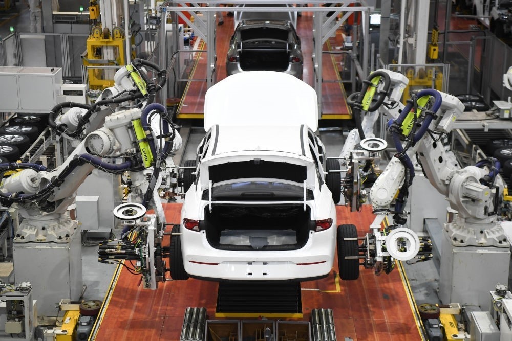 這是2024年4月24日拍攝的廣州廣汽埃安新能源汽車(chē)的全自動(dòng)化輪胎安裝工作站。新華社記者 鄧華 攝