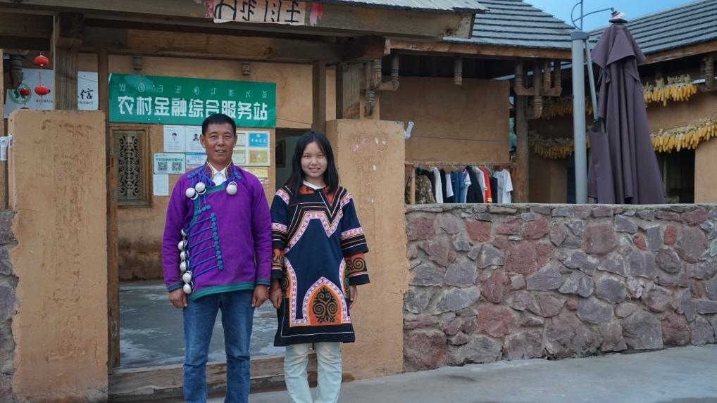 吉好有果和父親吉好也求在三河村新家合影。新華社記者 尹恒 攝