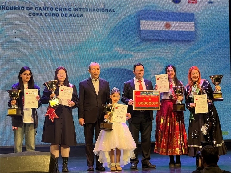 圖為中國駐阿根廷大使王衛(wèi)、阿根廷華文教育基金會會長劉芳勇為五名“金獎”選手頒獎（阿根廷拉普拉塔國立大學孔子學院供圖）