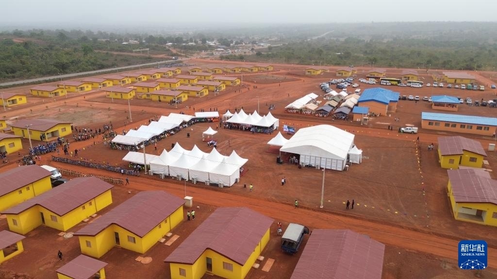 這是2023年12月16日在科特迪瓦北部城鎮(zhèn)費爾凱塞杜古以北拍攝的旱港移民新村（無人機照片）。新華社發(fā)（中成股份科特迪瓦分公司供圖）