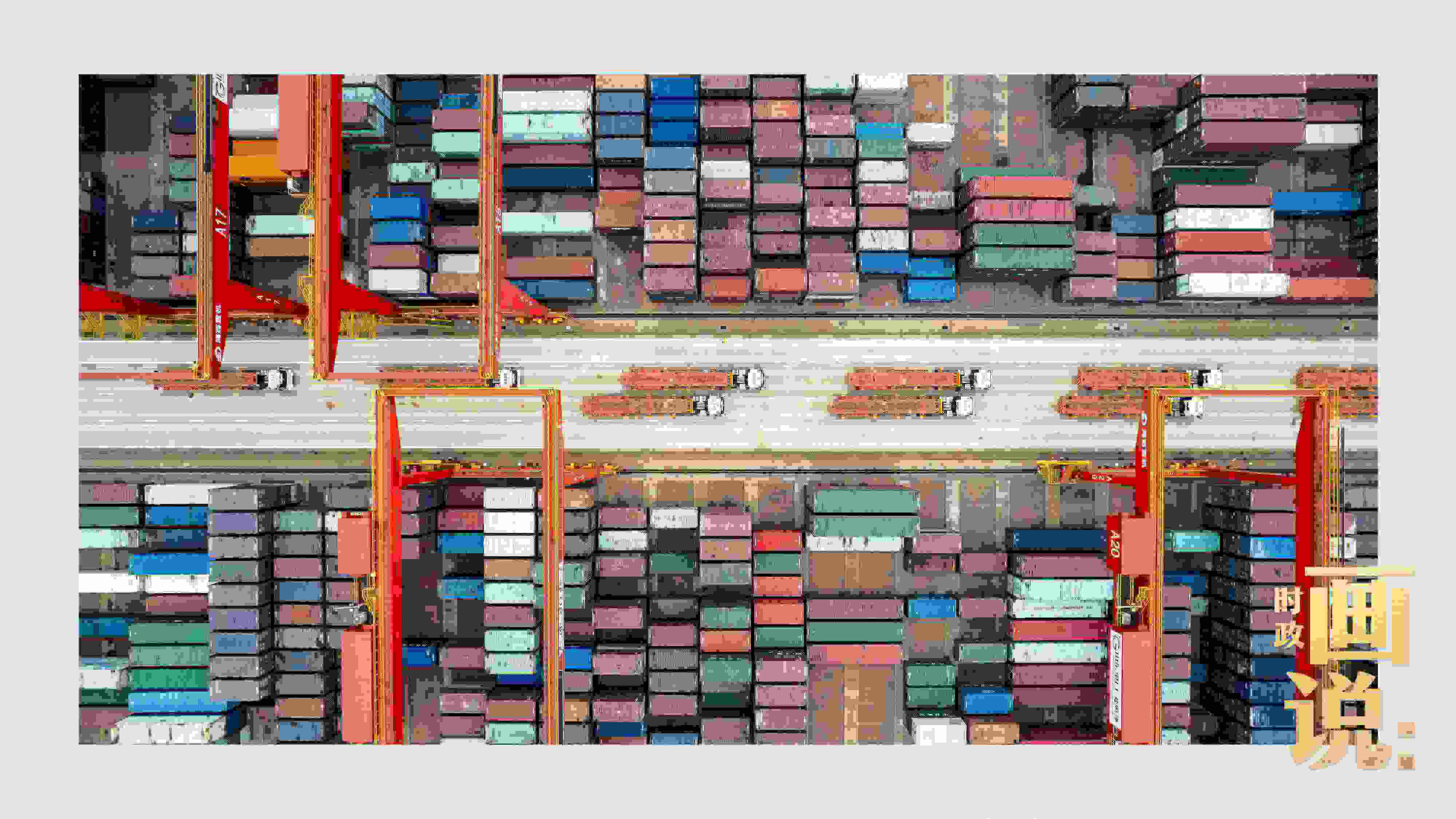 △相比于傳統(tǒng)碼頭，智慧、綠色的全自動化集裝箱碼頭單機效率可提升50%，綜合成本降低70％，人力成本下降80%，每年可削減碳排放9720噸。