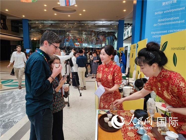 與會嘉賓在中國展臺品茶。 人民網記者 謝亞宏攝