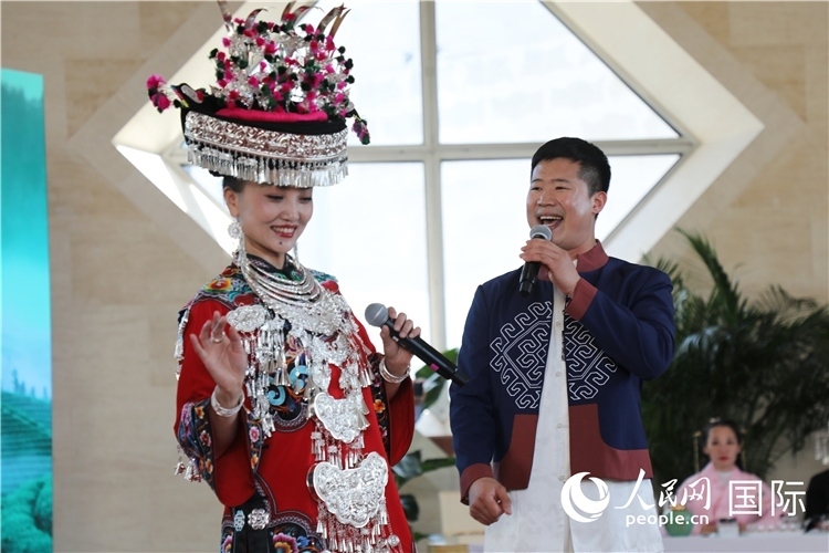 2、來自湖北的歌唱家演唱民族歌曲。 人民網(wǎng)記者 李志偉攝